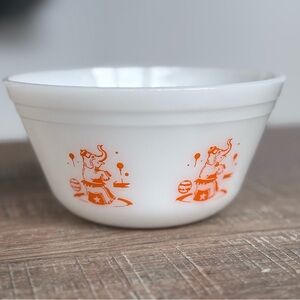 Federal Glass Circus mixing bowl - Elephant pattern